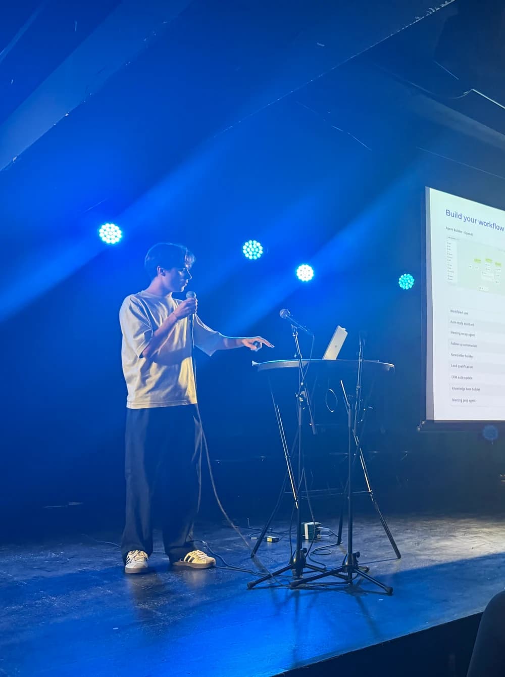 Un intervenant présente un workflow d'agent IA sur scène